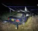 Auto boort zich in zonnepanelen na botsing met taxi