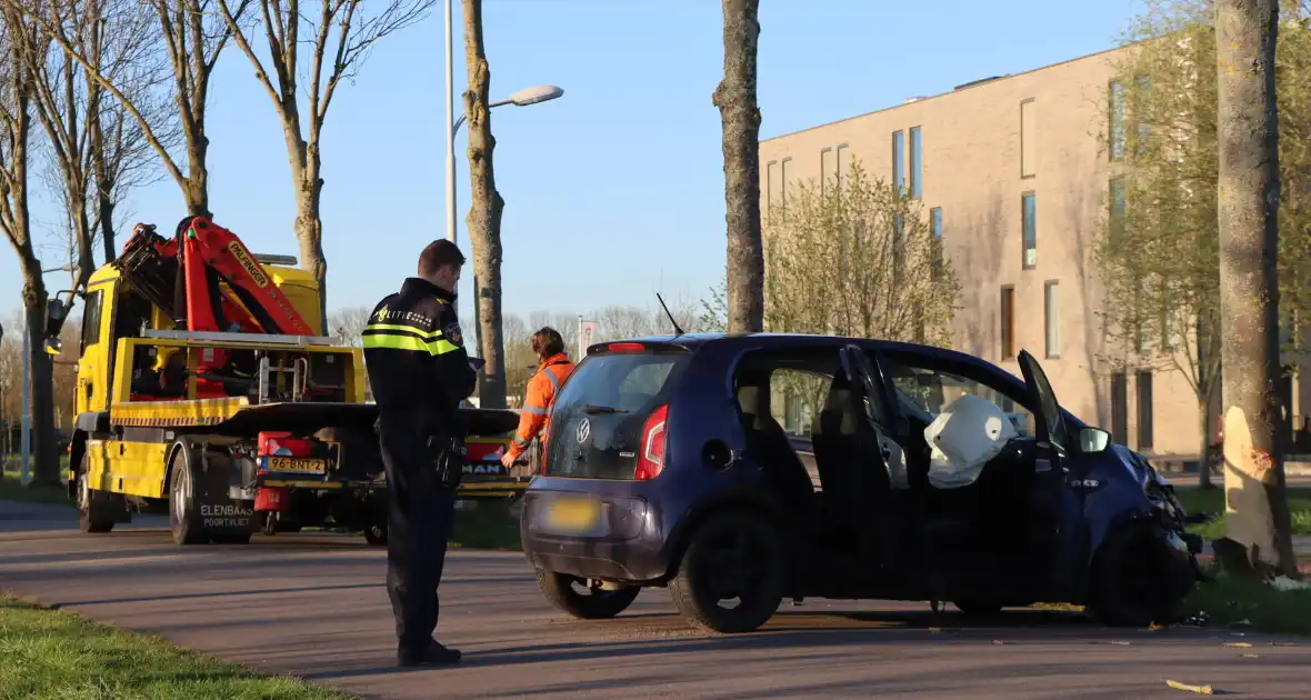 Bestuurder botst tegen boom - Foto 2