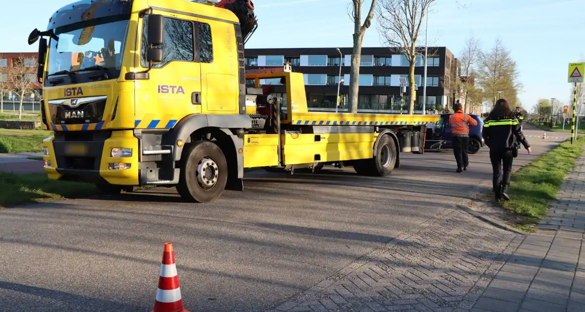 Bestuurder botst tegen boom - Foto 3