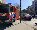 Brandweer doorzoekt auto met jerrycans