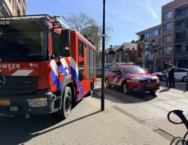 Brandweer doorzoekt auto met jerrycans