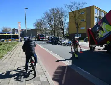 Brandweer blust brandende inhoud vuilniswagen