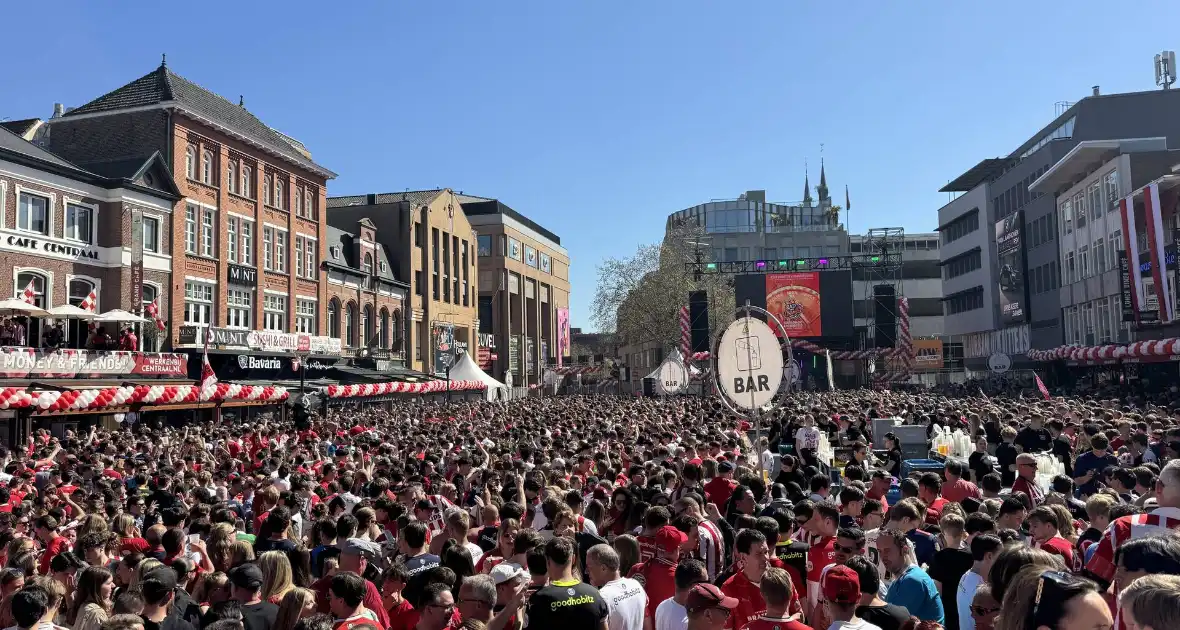PSV fans verzamelen voor huldiging