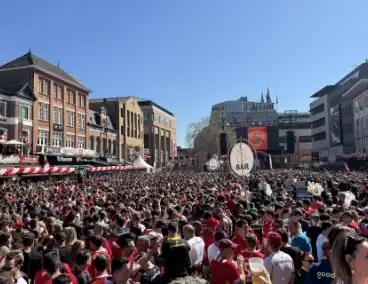PSV fans verzamelen voor huldiging