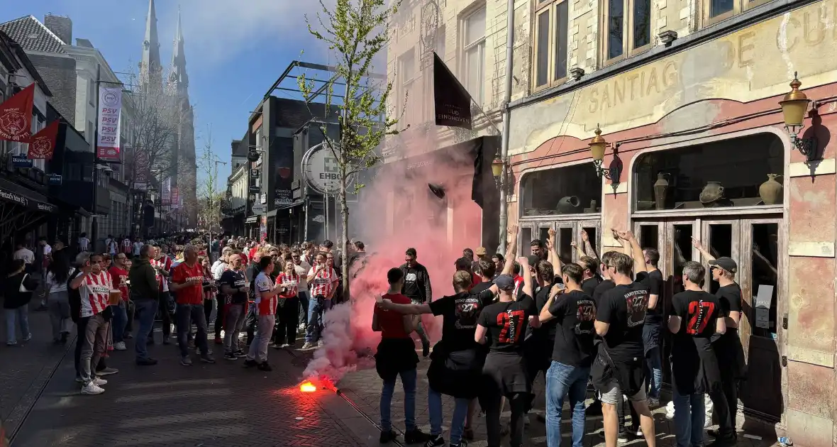 PSV fans verzamelen voor huldiging - Foto 1