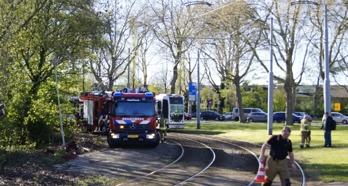 Natuurgebied in vlammen, tram- en busverkeer gestremd - Foto 1