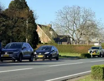 Ongeval met twee auto's op drukke weg