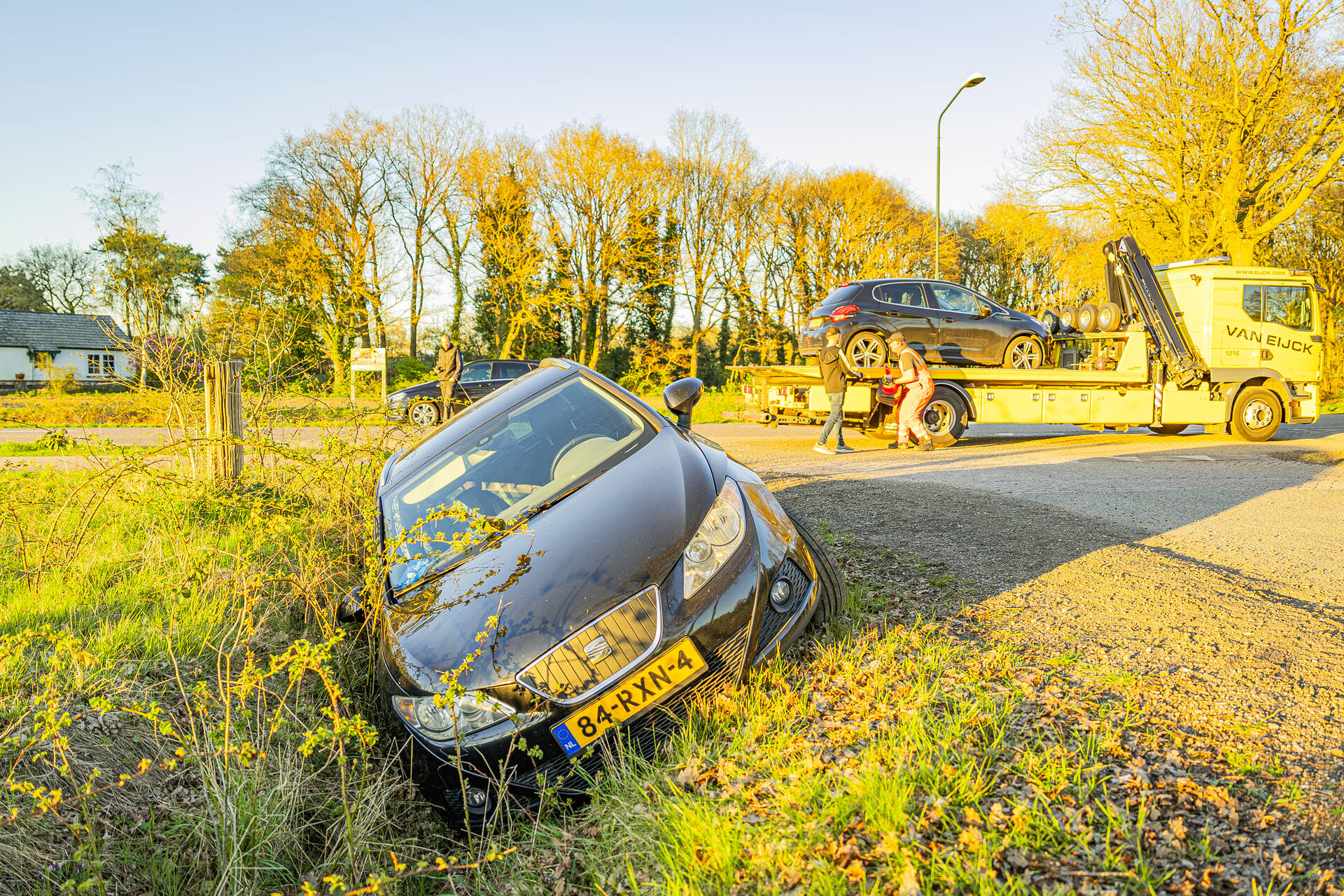 Auto belandt in sloot inzittenden ongedeerd