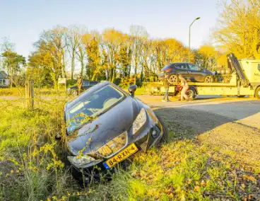 Auto belandt in sloot inzittenden ongedeerd