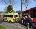 Brandweer bestrijdt middelbrand op dak