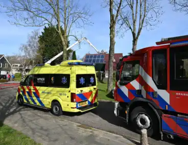 Brandweer bestrijdt middelbrand op dak