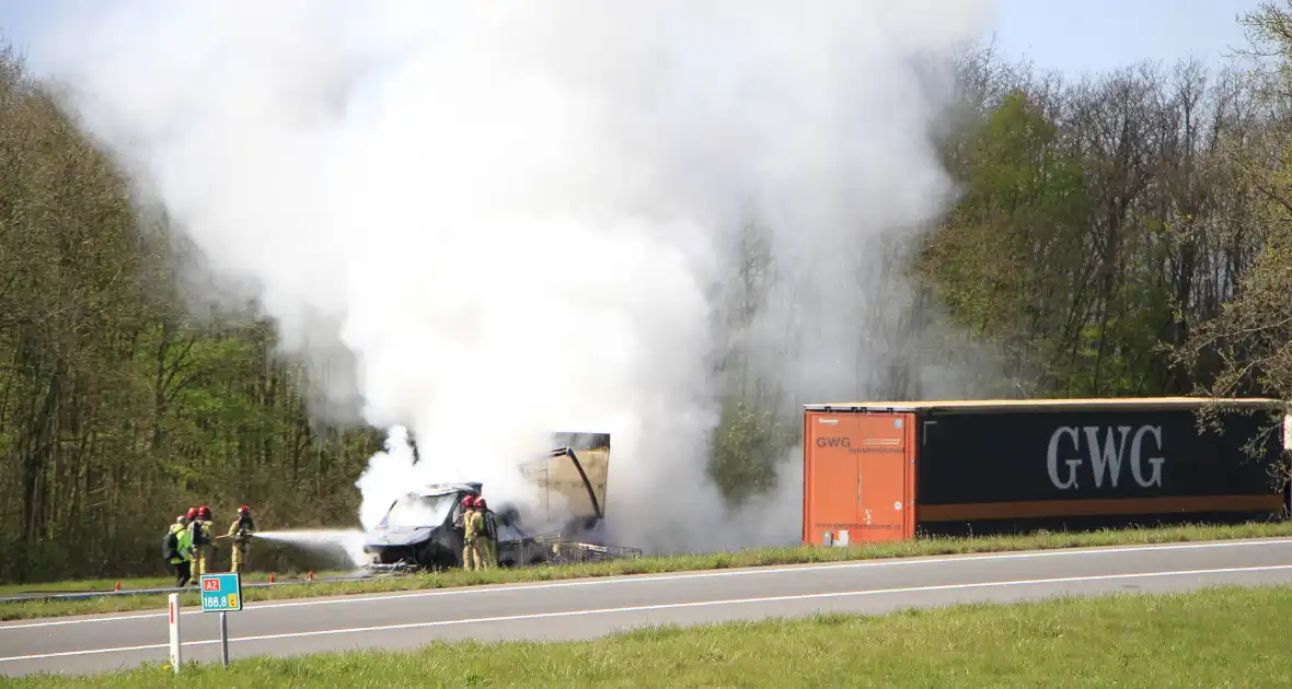 Brand verwoest bakwagen op snelweg