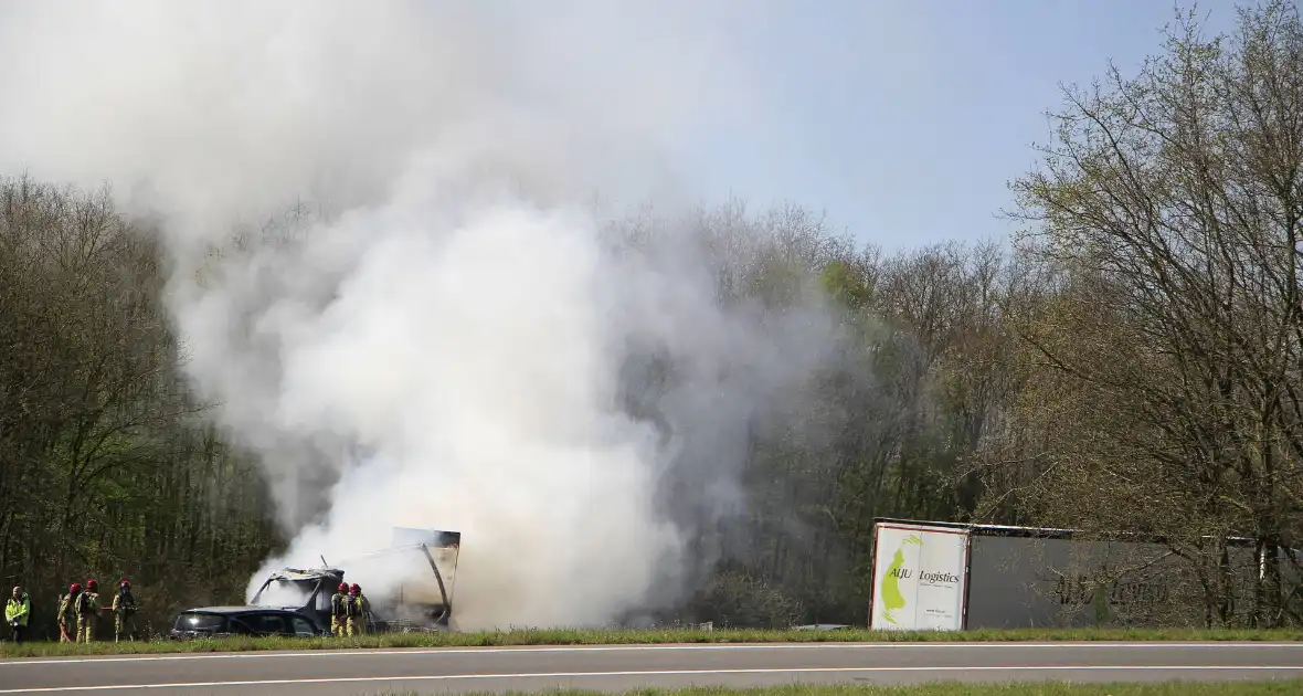 Brand verwoest bakwagen op snelweg - Foto 1