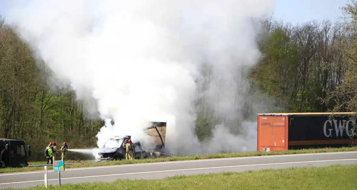 Brand verwoest bakwagen op snelweg - Foto 3