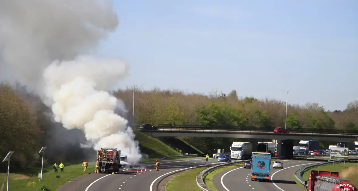 Brand verwoest bakwagen op snelweg - Foto 4
