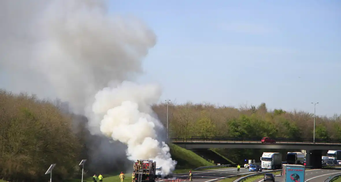 Brand verwoest bakwagen op snelweg - Foto 5