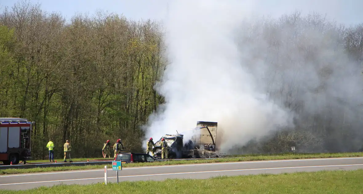 Brand verwoest bakwagen op snelweg - Foto 8