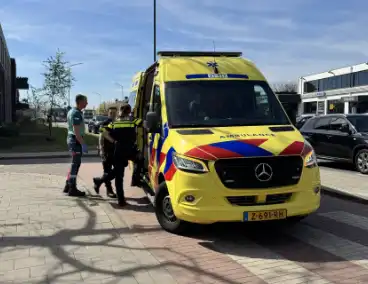 Scooterrijder botst met fietser op kruising