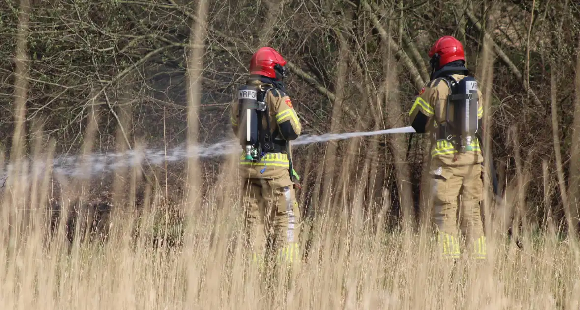 Brand in rietgebied snel geblust - Foto 16