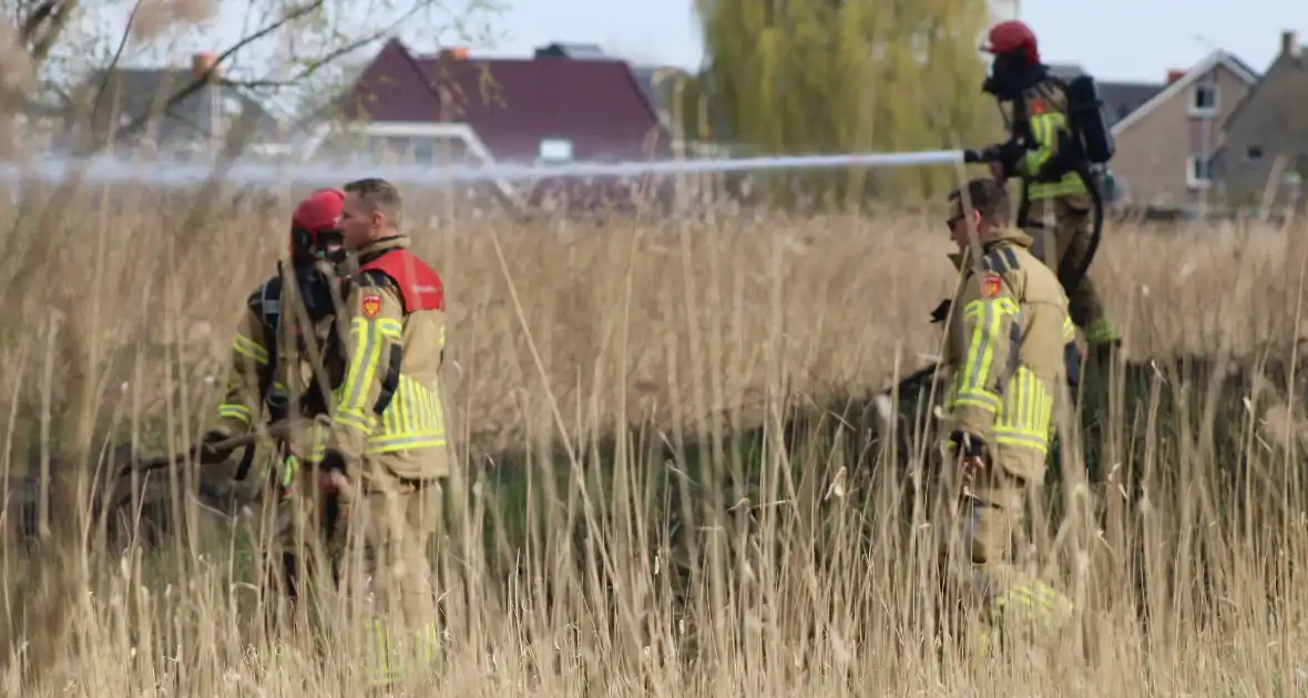 Brand in rietgebied snel geblust - Foto 9