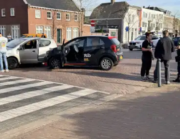 Botsing op kruising leidt tot takeling