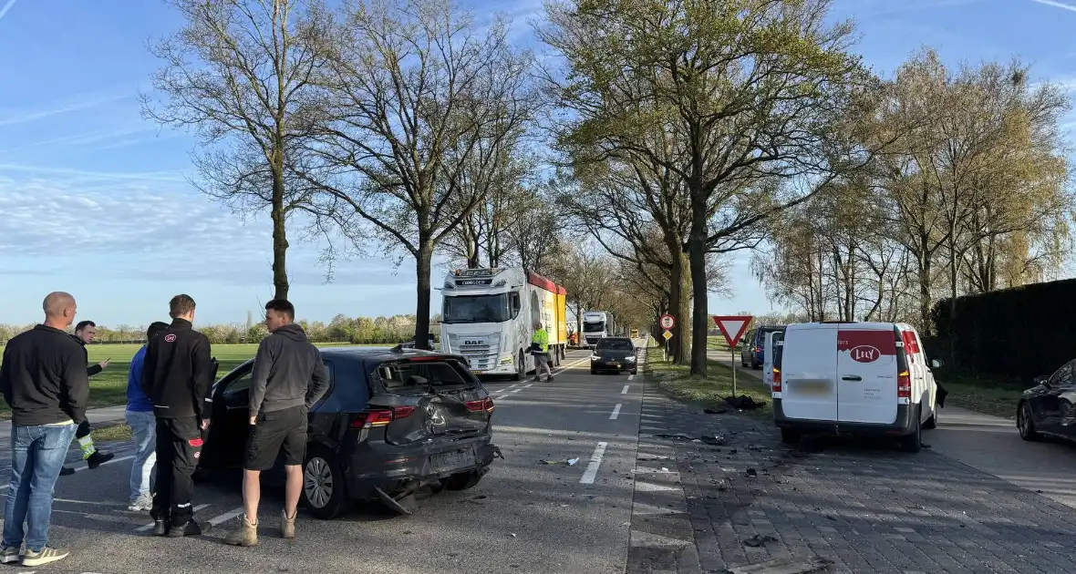 Forse aanrijding veroorzaakt verkeershinder - Foto 2