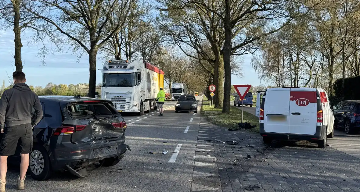 Forse aanrijding veroorzaakt verkeershinder - Foto 3