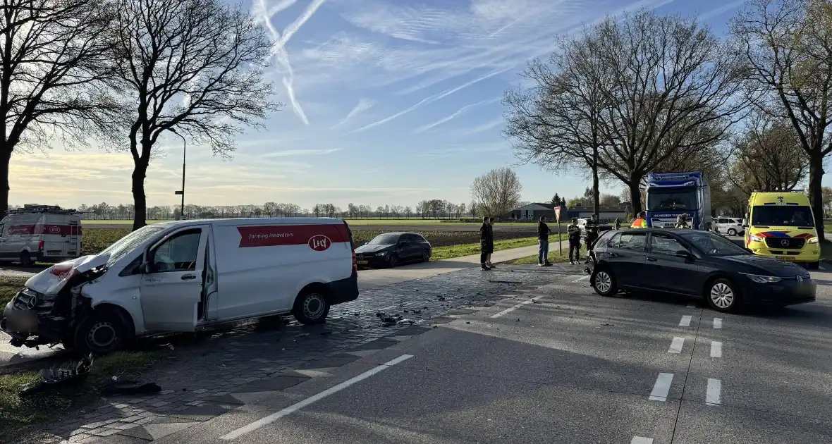 Forse aanrijding veroorzaakt verkeershinder - Foto 5
