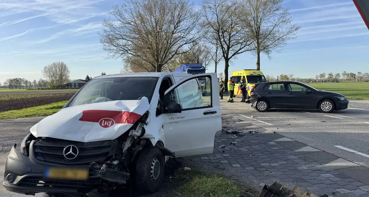 Forse aanrijding veroorzaakt verkeershinder - Foto 6
