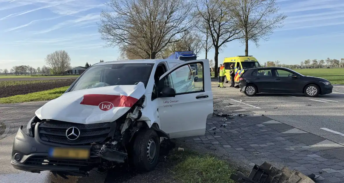 Forse aanrijding veroorzaakt verkeershinder - Foto 7