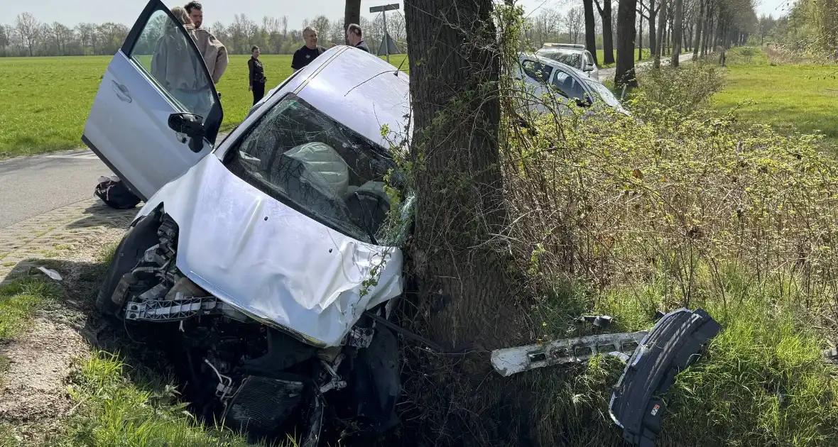 Zware aanrijding leidt tot voertuigen in sloot