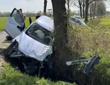 Zware aanrijding leidt tot voertuigen in sloot