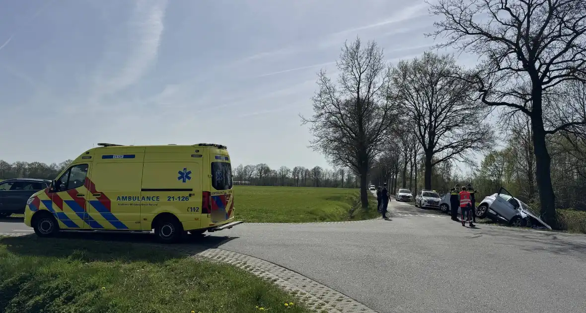 Zware aanrijding leidt tot voertuigen in sloot - Foto 1