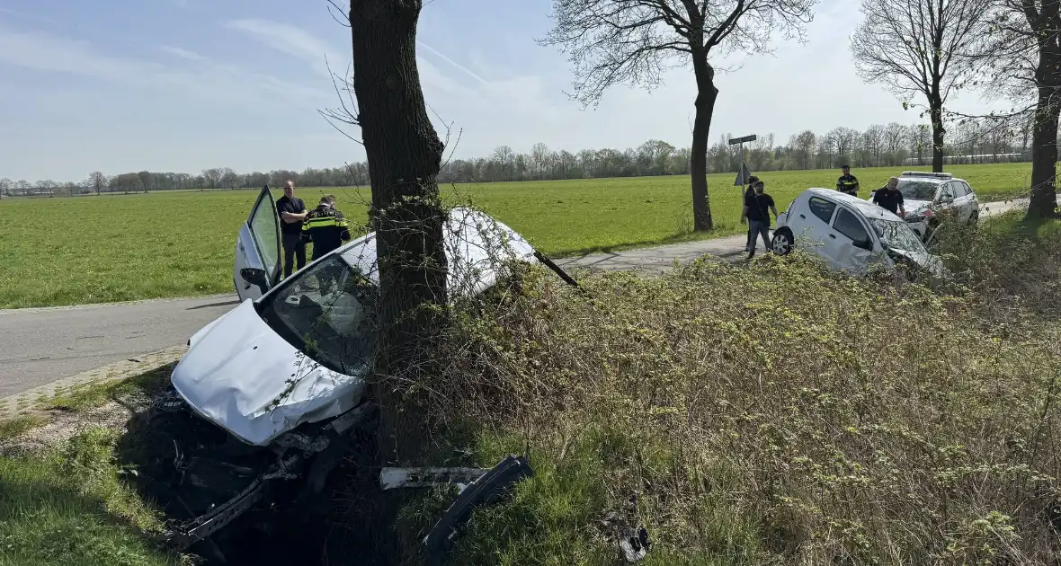 Zware aanrijding leidt tot voertuigen in sloot - Foto 10