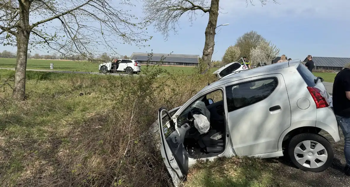 Zware aanrijding leidt tot voertuigen in sloot - Foto 11