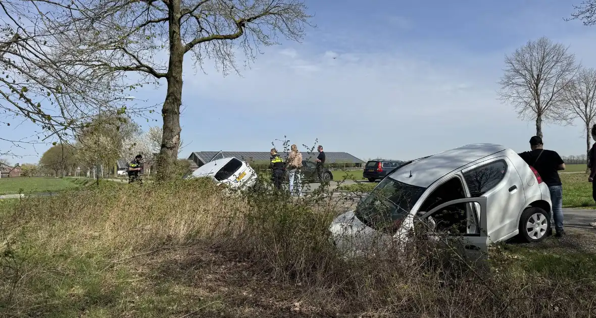 Zware aanrijding leidt tot voertuigen in sloot - Foto 12