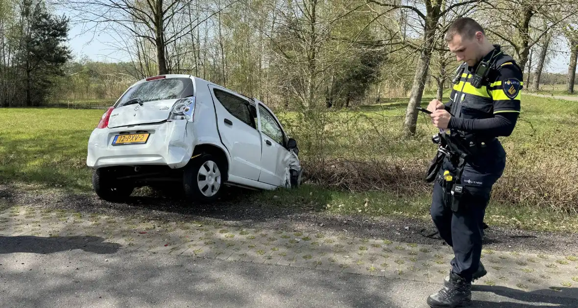 Zware aanrijding leidt tot voertuigen in sloot - Foto 13