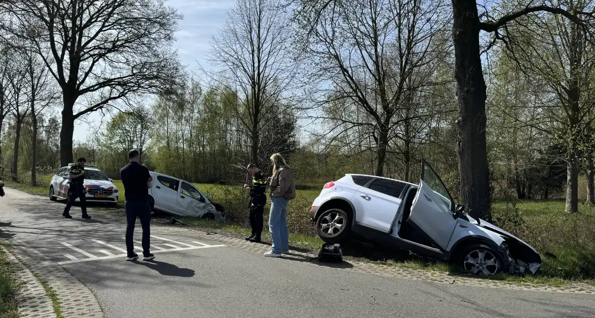 Zware aanrijding leidt tot voertuigen in sloot - Foto 14