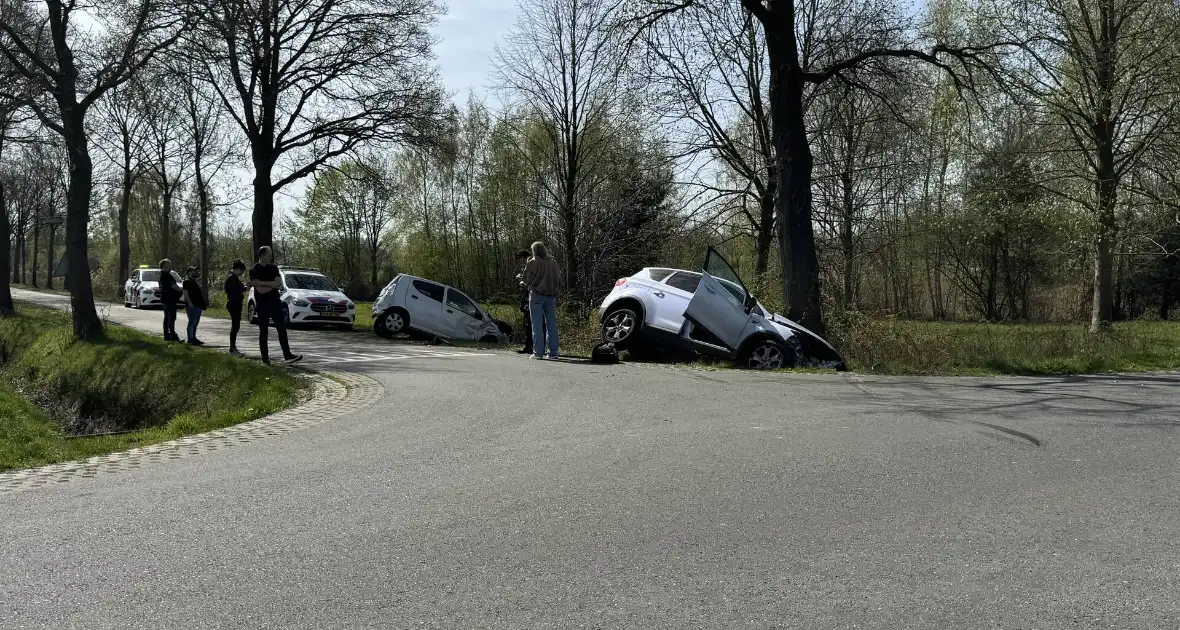 Zware aanrijding leidt tot voertuigen in sloot - Foto 15