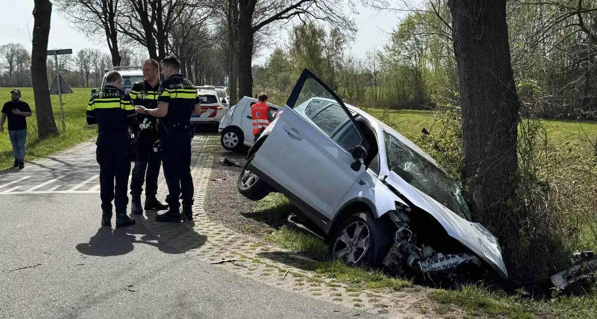 Zware aanrijding leidt tot voertuigen in sloot - Foto 16