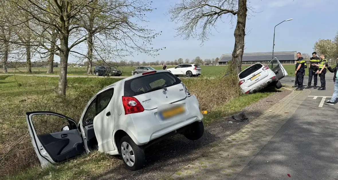 Zware aanrijding leidt tot voertuigen in sloot - Foto 17