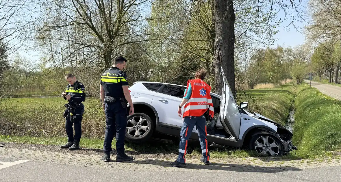Zware aanrijding leidt tot voertuigen in sloot - Foto 18