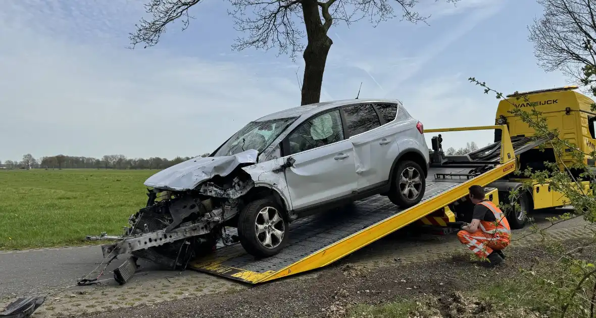 Zware aanrijding leidt tot voertuigen in sloot - Foto 19