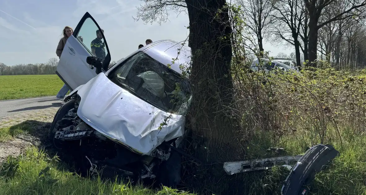 Zware aanrijding leidt tot voertuigen in sloot - Foto 2