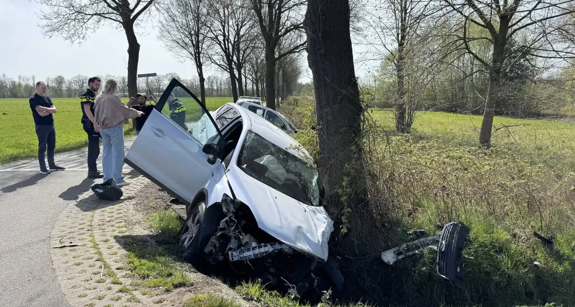 Zware aanrijding leidt tot voertuigen in sloot - Foto 3