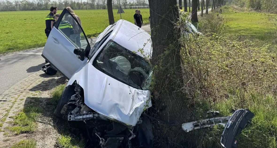 Zware aanrijding leidt tot voertuigen in sloot - Foto 4
