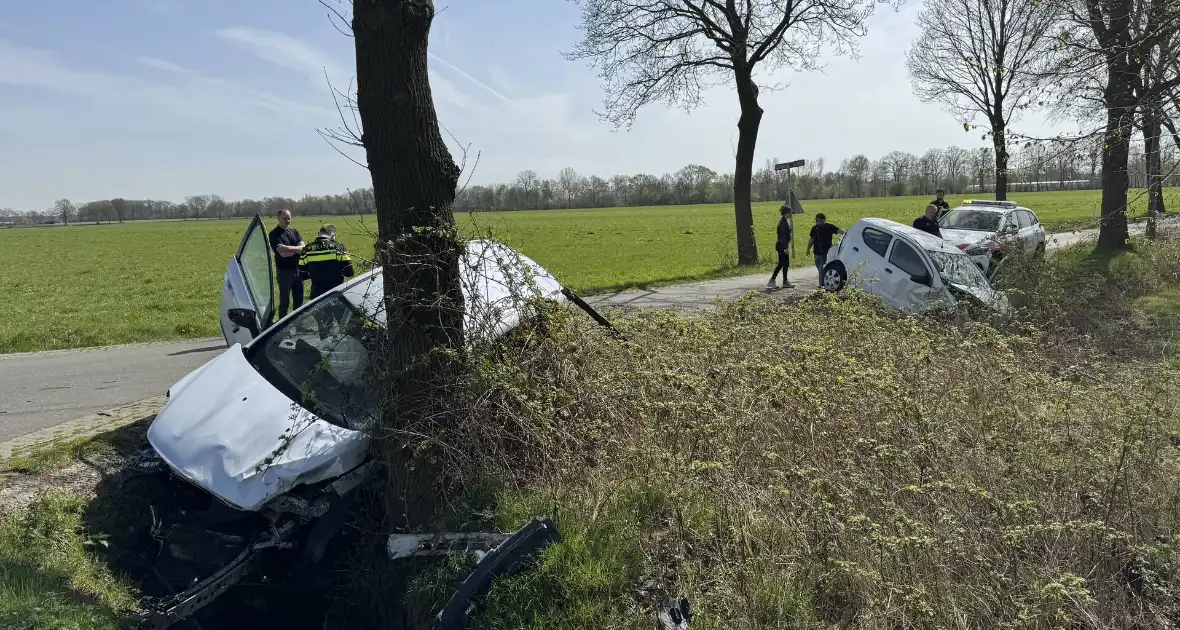 Zware aanrijding leidt tot voertuigen in sloot - Foto 5