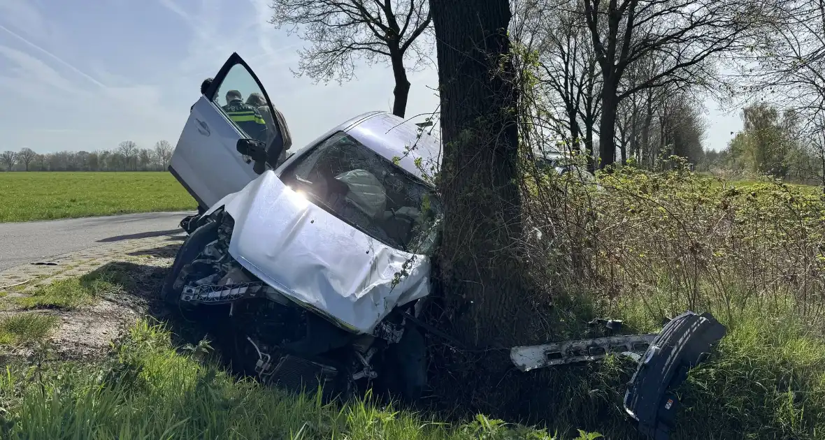 Zware aanrijding leidt tot voertuigen in sloot - Foto 6