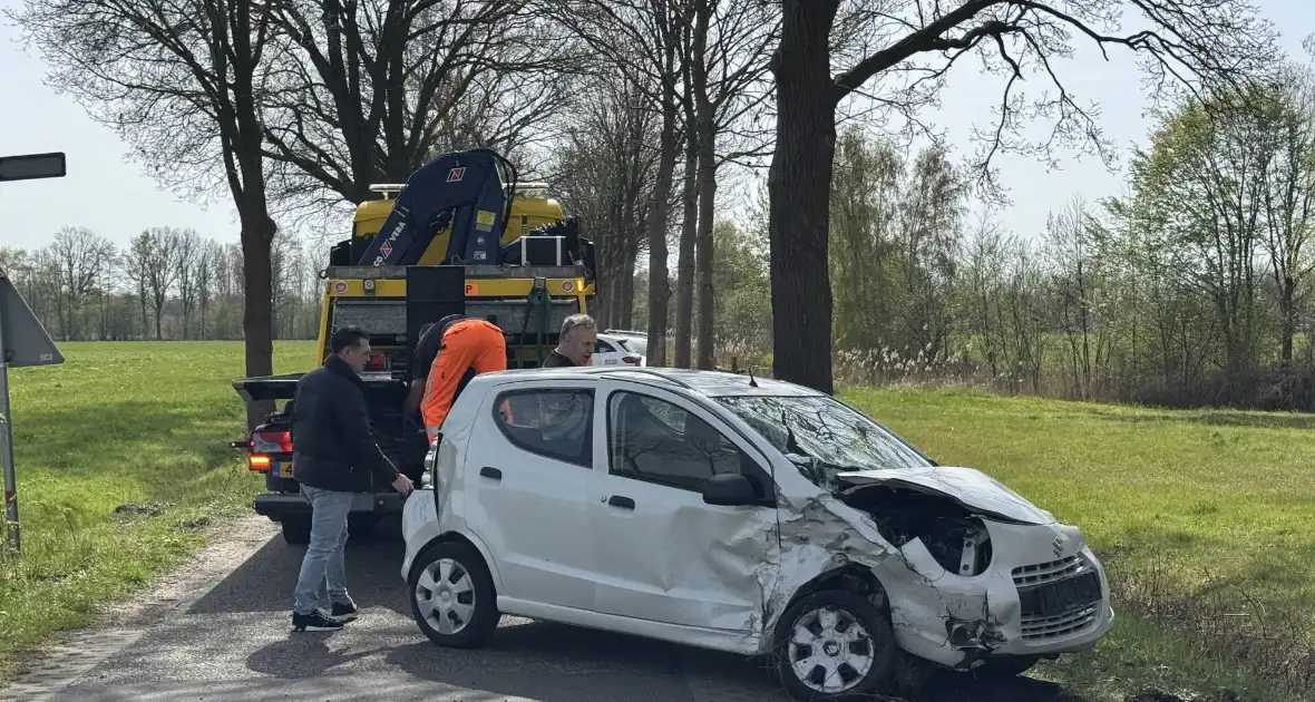 Zware aanrijding leidt tot voertuigen in sloot - Foto 7