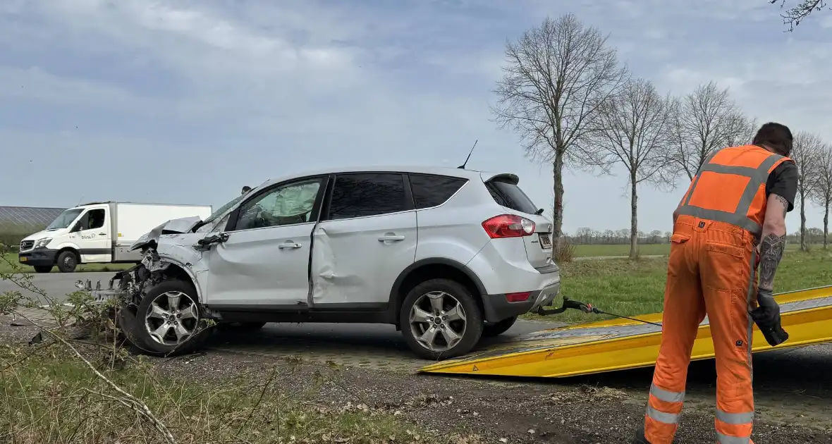 Zware aanrijding leidt tot voertuigen in sloot - Foto 8
